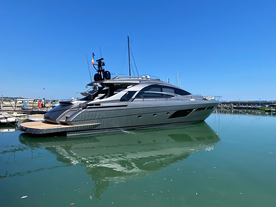 Продается моторная яхта PERSHING 8X 2022г.